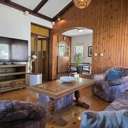 Apartments Jelena Supetar - Four Apartments - A Small House With A Private Yard - Two-Room Apartment With A Sea View - Studio Apartment - Two-Room Apartment With Garden View- Free Parking エクステリア 写真