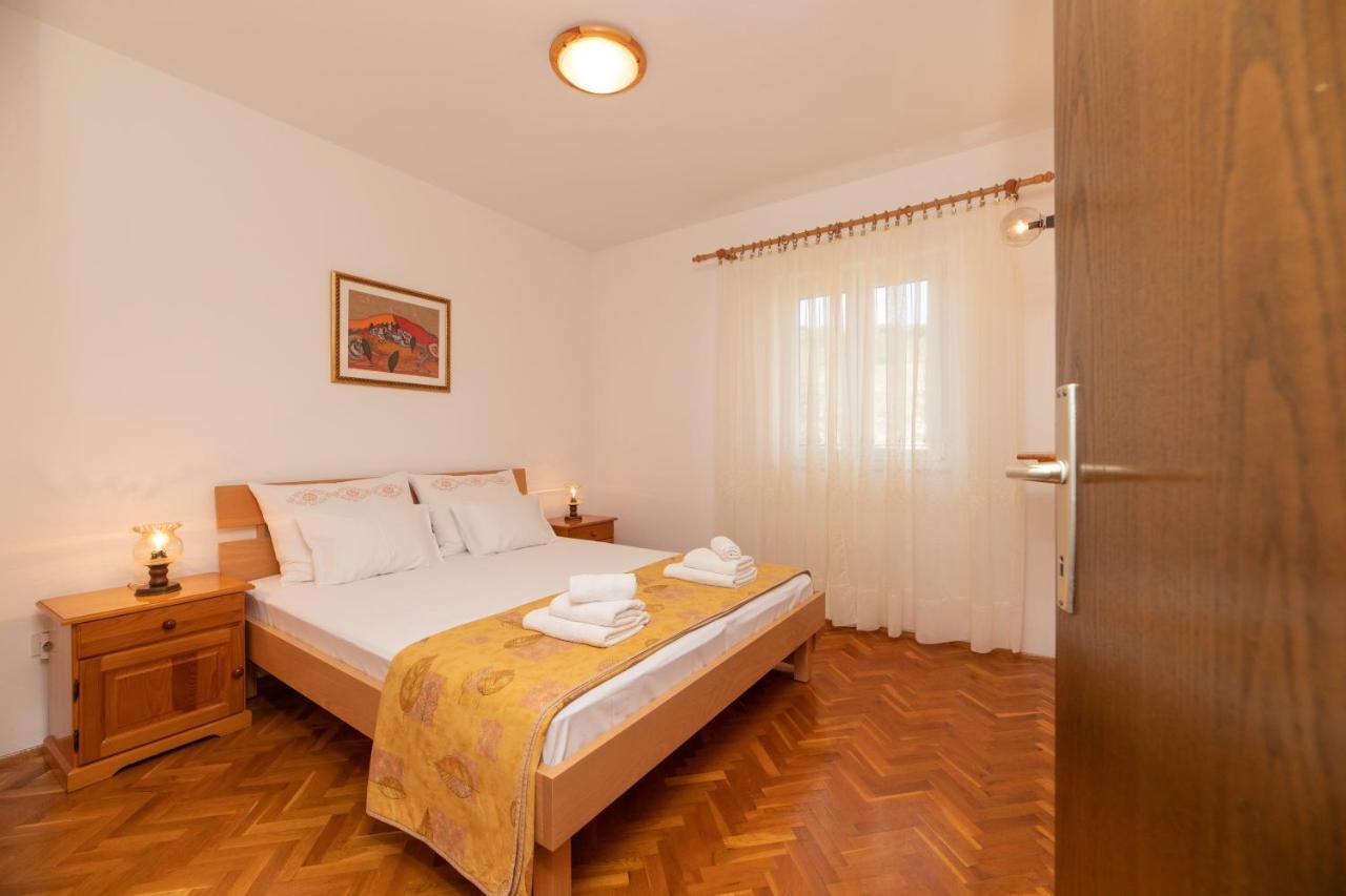 Apartments Jelena Supetar - Four Apartments - A Small House With A Private Yard - Two-Room Apartment With A Sea View - Studio Apartment - Two-Room Apartment With Garden View- Free Parking エクステリア 写真