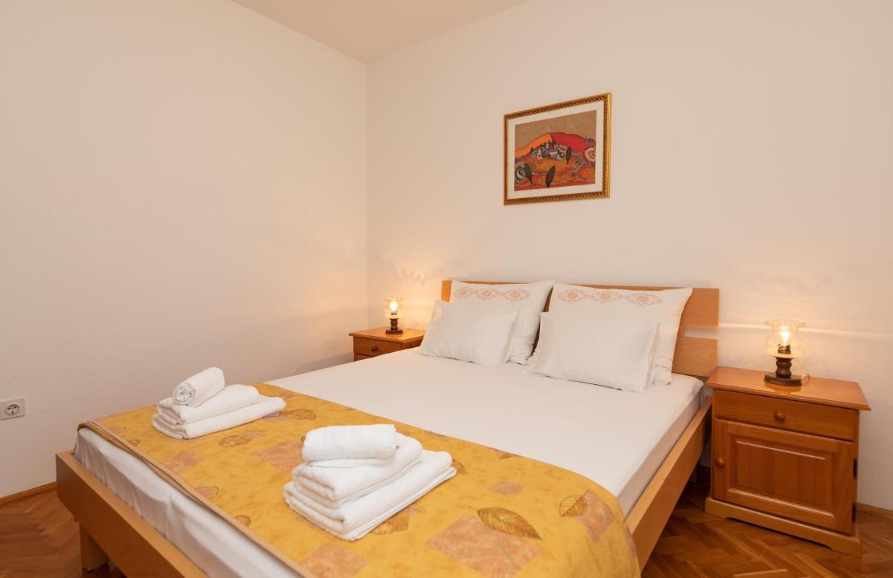 Apartments Jelena Supetar - Four Apartments - A Small House With A Private Yard - Two-Room Apartment With A Sea View - Studio Apartment - Two-Room Apartment With Garden View- Free Parking エクステリア 写真