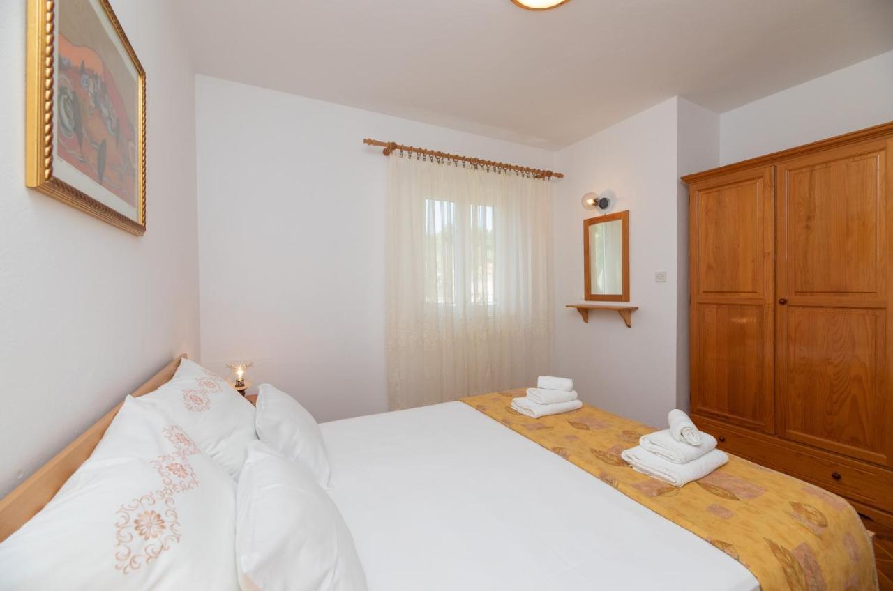 Apartments Jelena Supetar - Four Apartments - A Small House With A Private Yard - Two-Room Apartment With A Sea View - Studio Apartment - Two-Room Apartment With Garden View- Free Parking エクステリア 写真