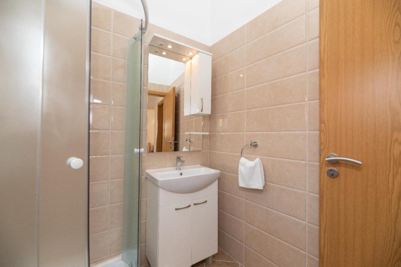 Apartments Jelena Supetar - Four Apartments - A Small House With A Private Yard - Two-Room Apartment With A Sea View - Studio Apartment - Two-Room Apartment With Garden View- Free Parking エクステリア 写真