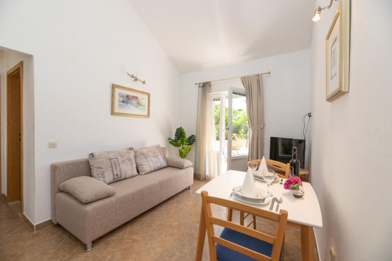 Apartments Jelena Supetar - Four Apartments - A Small House With A Private Yard - Two-Room Apartment With A Sea View - Studio Apartment - Two-Room Apartment With Garden View- Free Parking エクステリア 写真