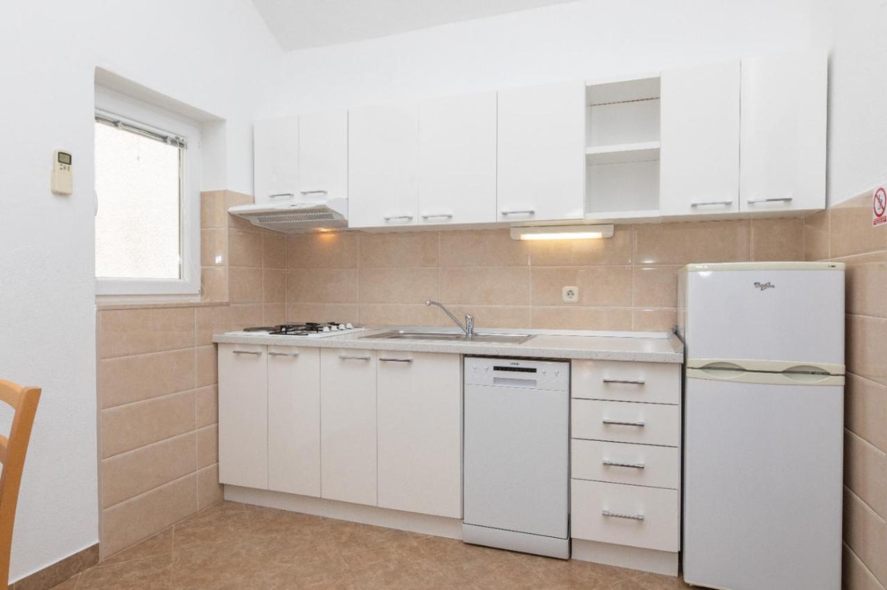 Apartments Jelena Supetar - Four Apartments - A Small House With A Private Yard - Two-Room Apartment With A Sea View - Studio Apartment - Two-Room Apartment With Garden View- Free Parking エクステリア 写真