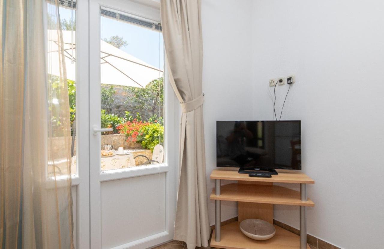 Apartments Jelena Supetar - Four Apartments - A Small House With A Private Yard - Two-Room Apartment With A Sea View - Studio Apartment - Two-Room Apartment With Garden View- Free Parking エクステリア 写真