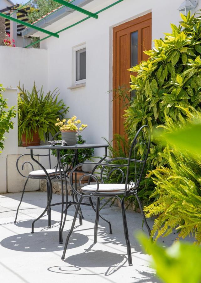 Apartments Jelena Supetar - Four Apartments - A Small House With A Private Yard - Two-Room Apartment With A Sea View - Studio Apartment - Two-Room Apartment With Garden View- Free Parking エクステリア 写真