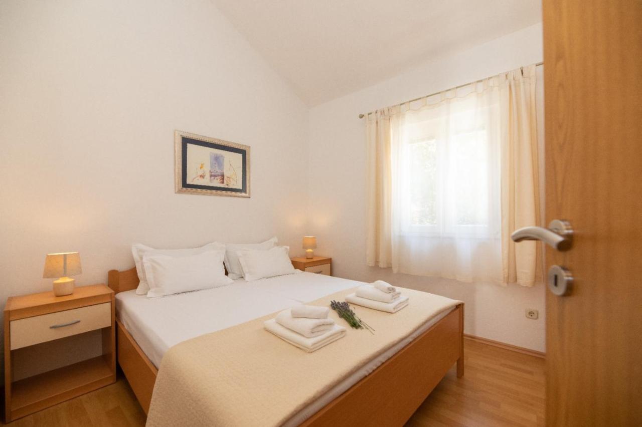 Apartments Jelena Supetar - Four Apartments - A Small House With A Private Yard - Two-Room Apartment With A Sea View - Studio Apartment - Two-Room Apartment With Garden View- Free Parking エクステリア 写真