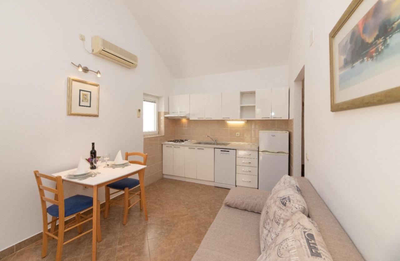 Apartments Jelena Supetar - Four Apartments - A Small House With A Private Yard - Two-Room Apartment With A Sea View - Studio Apartment - Two-Room Apartment With Garden View- Free Parking エクステリア 写真