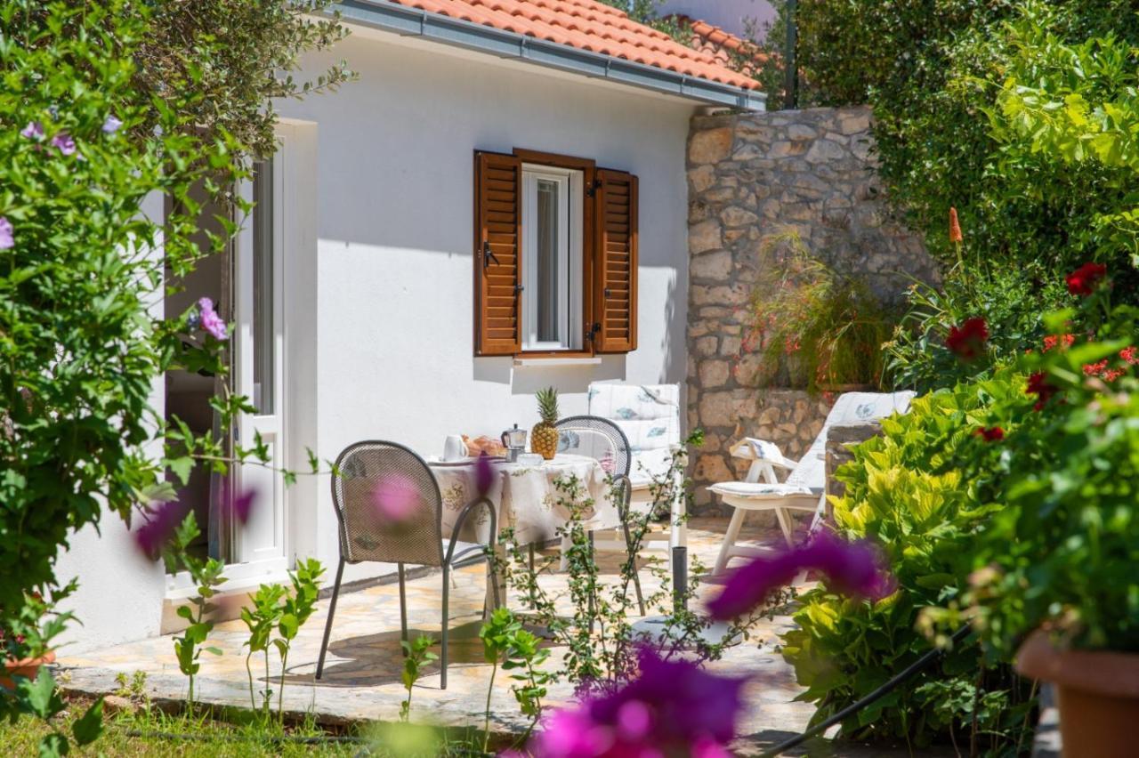 Apartments Jelena Supetar - Four Apartments - A Small House With A Private Yard - Two-Room Apartment With A Sea View - Studio Apartment - Two-Room Apartment With Garden View- Free Parking エクステリア 写真
