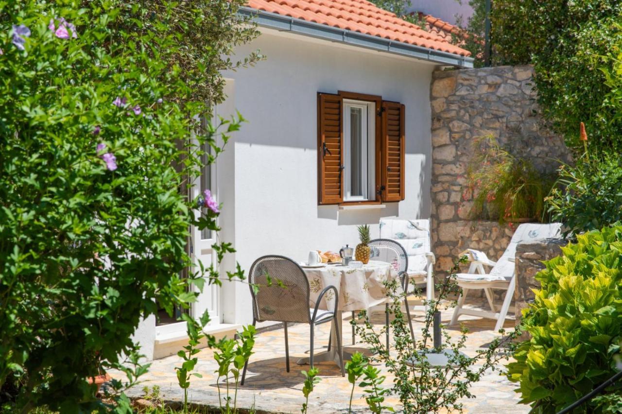 Apartments Jelena Supetar - Four Apartments - A Small House With A Private Yard - Two-Room Apartment With A Sea View - Studio Apartment - Two-Room Apartment With Garden View- Free Parking エクステリア 写真
