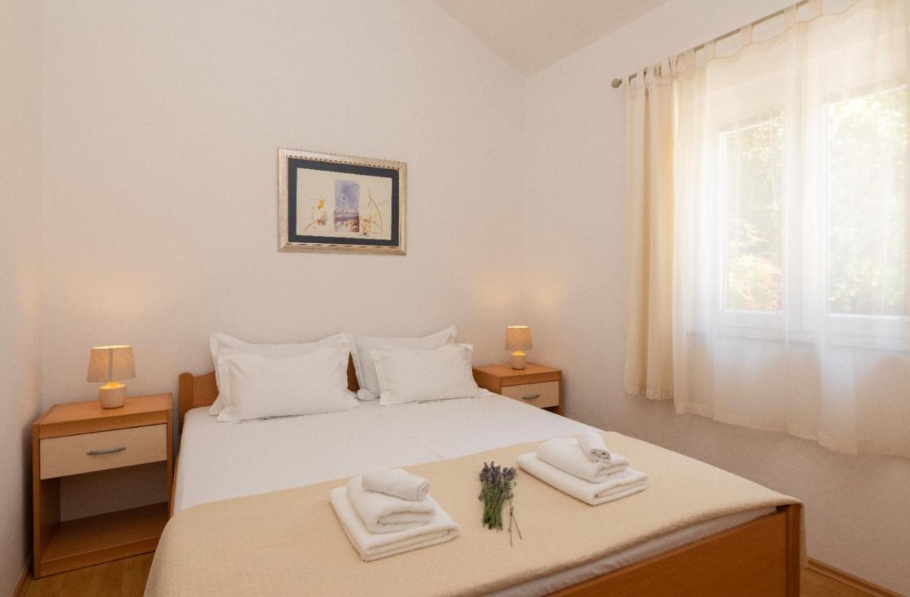 Apartments Jelena Supetar - Four Apartments - A Small House With A Private Yard - Two-Room Apartment With A Sea View - Studio Apartment - Two-Room Apartment With Garden View- Free Parking エクステリア 写真