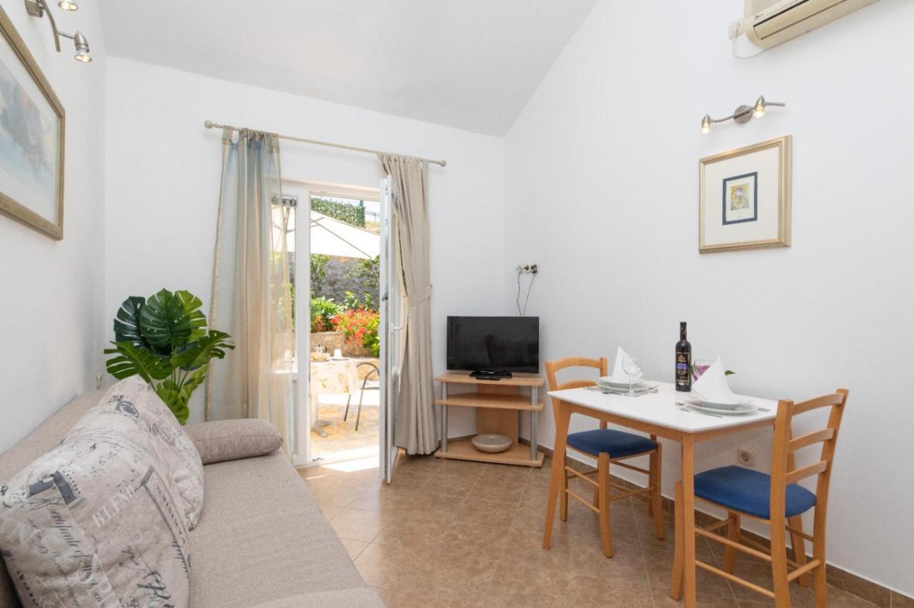 Apartments Jelena Supetar - Four Apartments - A Small House With A Private Yard - Two-Room Apartment With A Sea View - Studio Apartment - Two-Room Apartment With Garden View- Free Parking エクステリア 写真