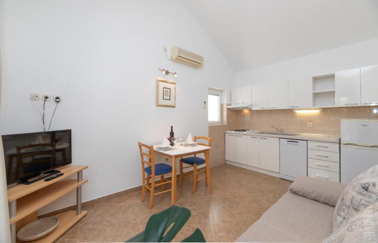 Apartments Jelena Supetar - Four Apartments - A Small House With A Private Yard - Two-Room Apartment With A Sea View - Studio Apartment - Two-Room Apartment With Garden View- Free Parking エクステリア 写真