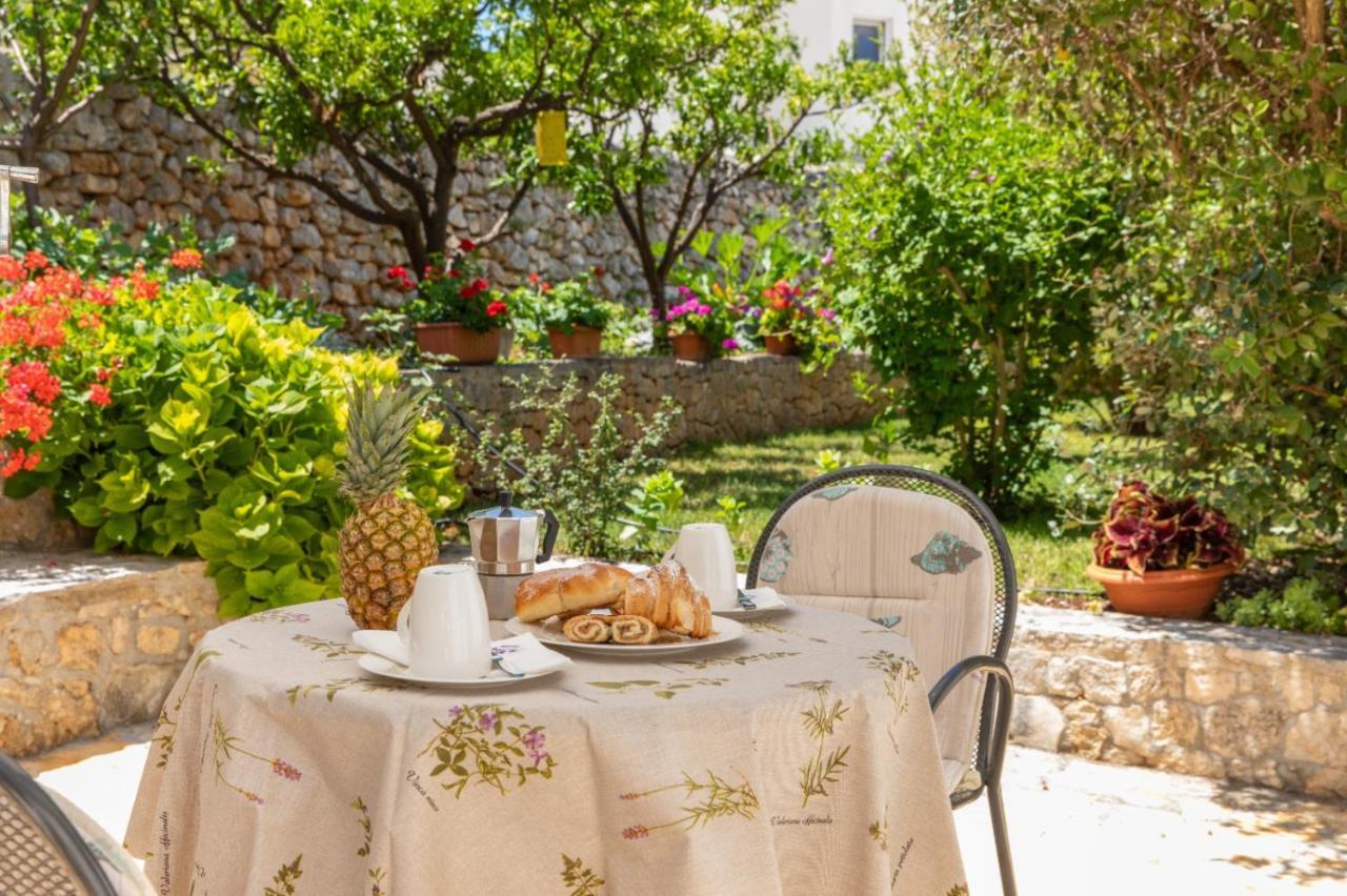 Apartments Jelena Supetar - Four Apartments - A Small House With A Private Yard - Two-Room Apartment With A Sea View - Studio Apartment - Two-Room Apartment With Garden View- Free Parking エクステリア 写真