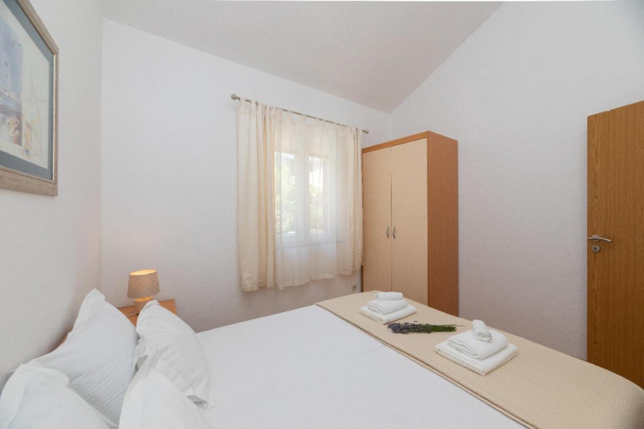 Apartments Jelena Supetar - Four Apartments - A Small House With A Private Yard - Two-Room Apartment With A Sea View - Studio Apartment - Two-Room Apartment With Garden View- Free Parking エクステリア 写真
