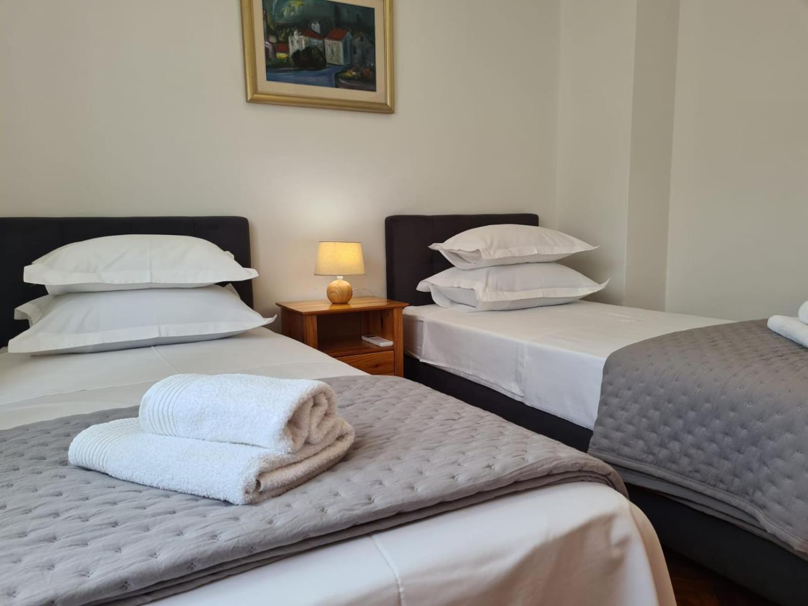 Apartments Jelena Supetar - Four Apartments - A Small House With A Private Yard - Two-Room Apartment With A Sea View - Studio Apartment - Two-Room Apartment With Garden View- Free Parking エクステリア 写真