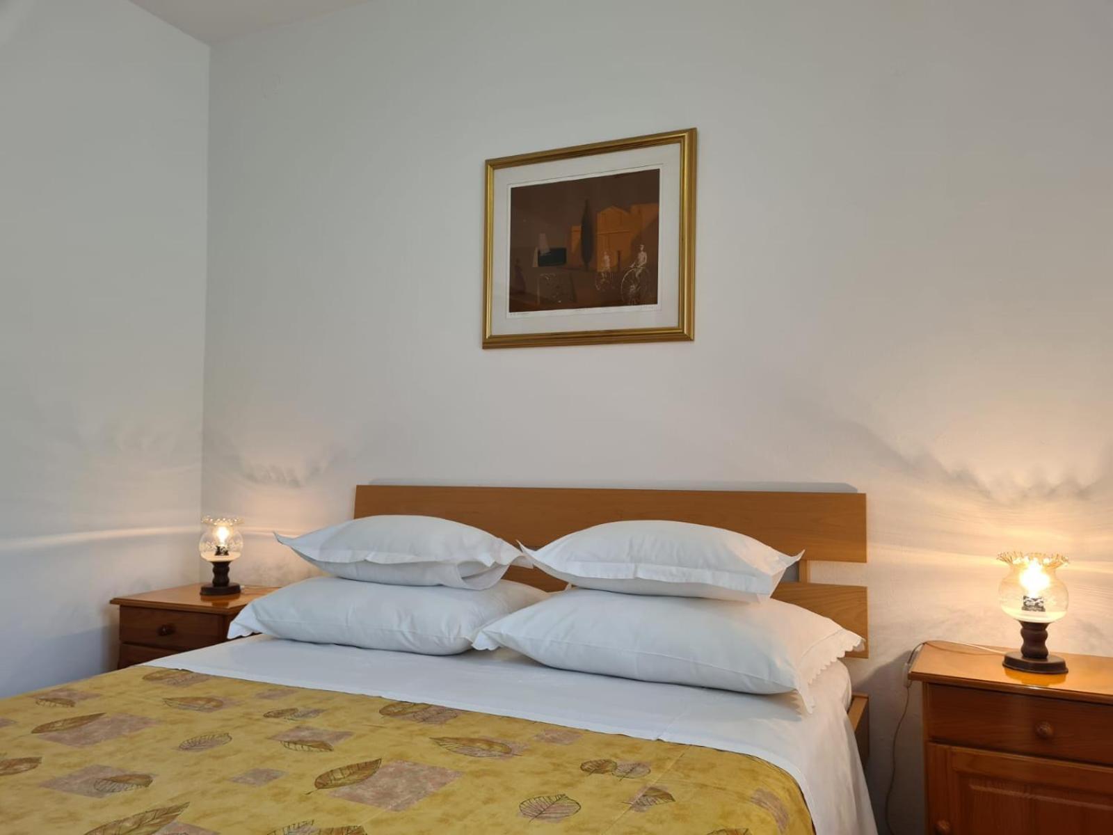 Apartments Jelena Supetar - Four Apartments - A Small House With A Private Yard - Two-Room Apartment With A Sea View - Studio Apartment - Two-Room Apartment With Garden View- Free Parking エクステリア 写真