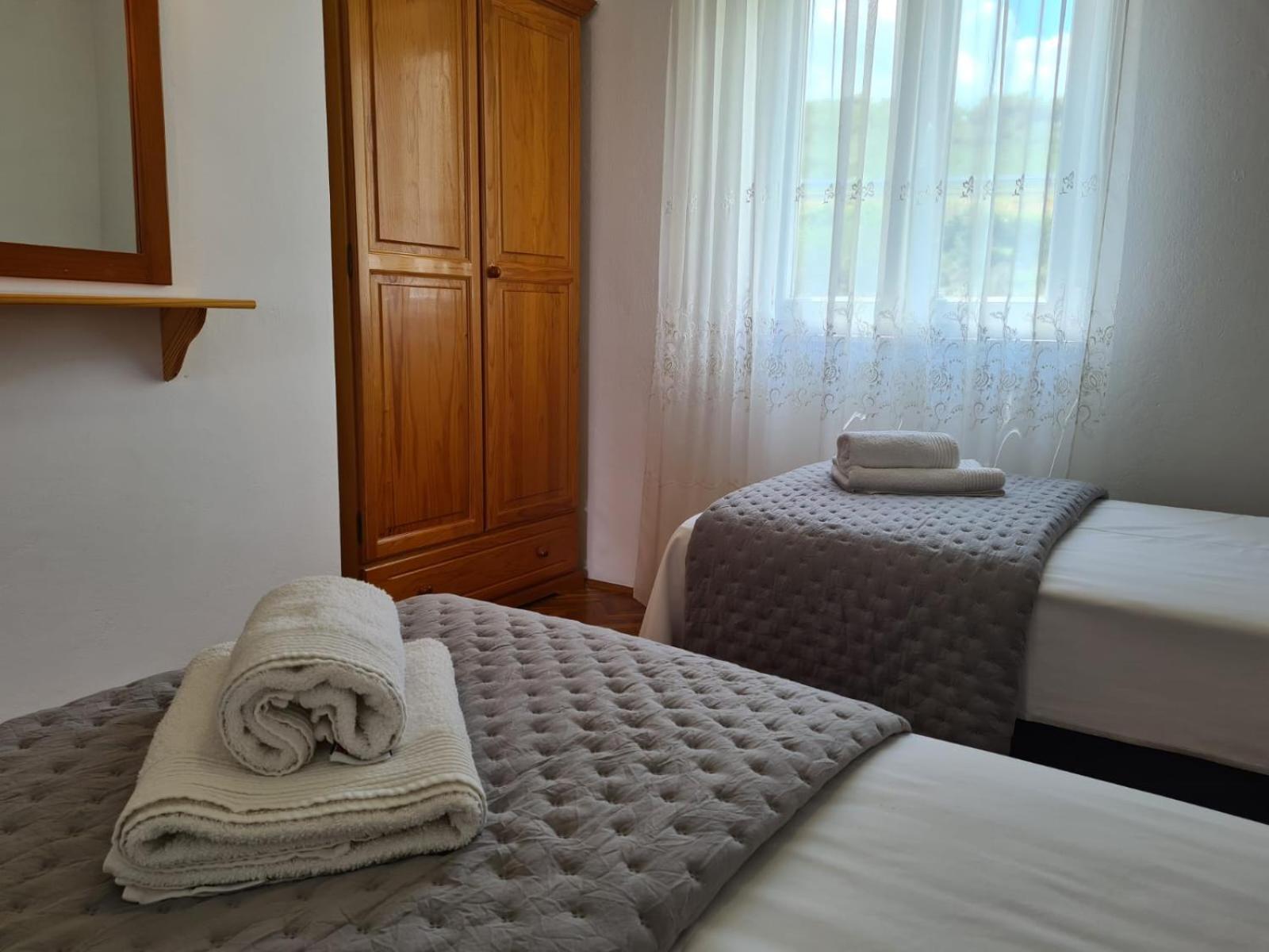 Apartments Jelena Supetar - Four Apartments - A Small House With A Private Yard - Two-Room Apartment With A Sea View - Studio Apartment - Two-Room Apartment With Garden View- Free Parking エクステリア 写真