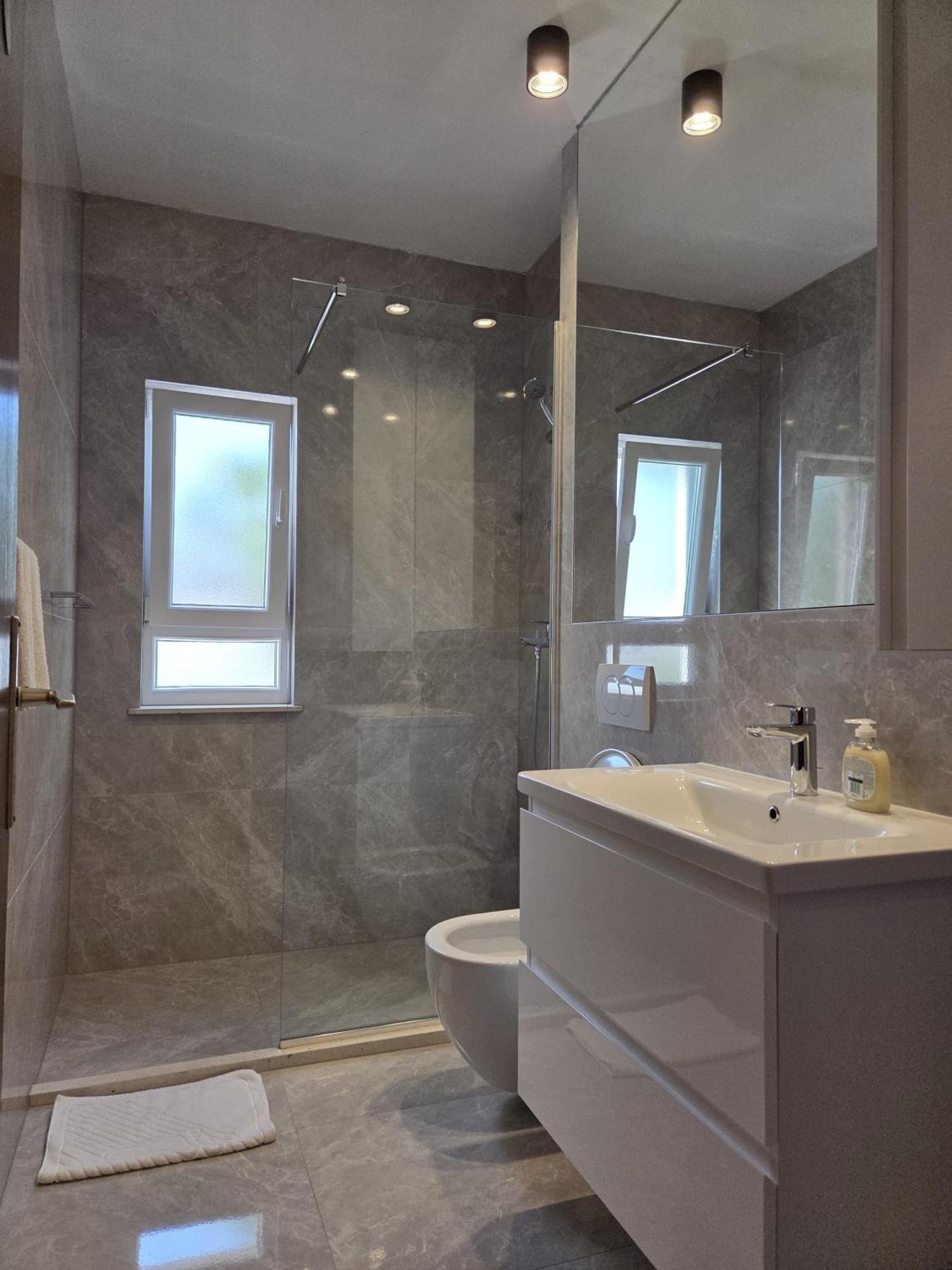 Apartments Jelena Supetar - Four Apartments - A Small House With A Private Yard - Two-Room Apartment With A Sea View - Studio Apartment - Two-Room Apartment With Garden View- Free Parking エクステリア 写真