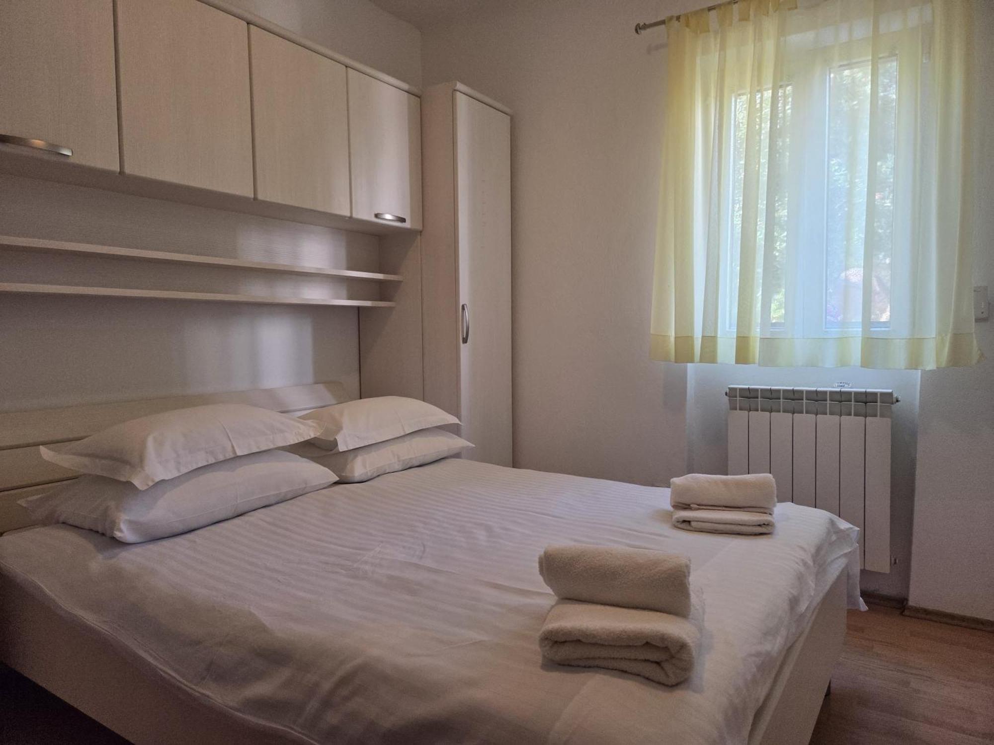 Apartments Jelena Supetar - Four Apartments - A Small House With A Private Yard - Two-Room Apartment With A Sea View - Studio Apartment - Two-Room Apartment With Garden View- Free Parking エクステリア 写真