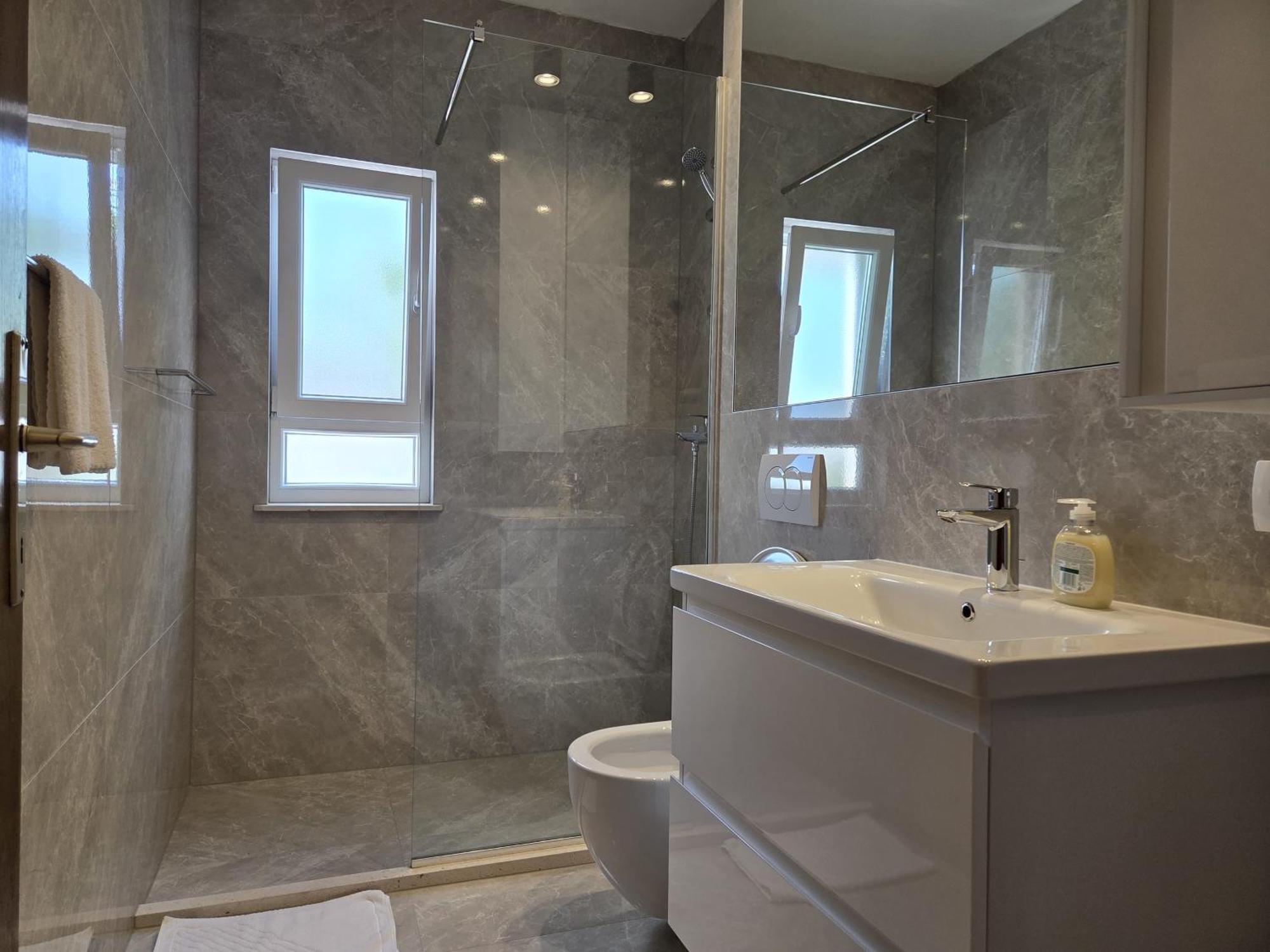 Apartments Jelena Supetar - Four Apartments - A Small House With A Private Yard - Two-Room Apartment With A Sea View - Studio Apartment - Two-Room Apartment With Garden View- Free Parking エクステリア 写真