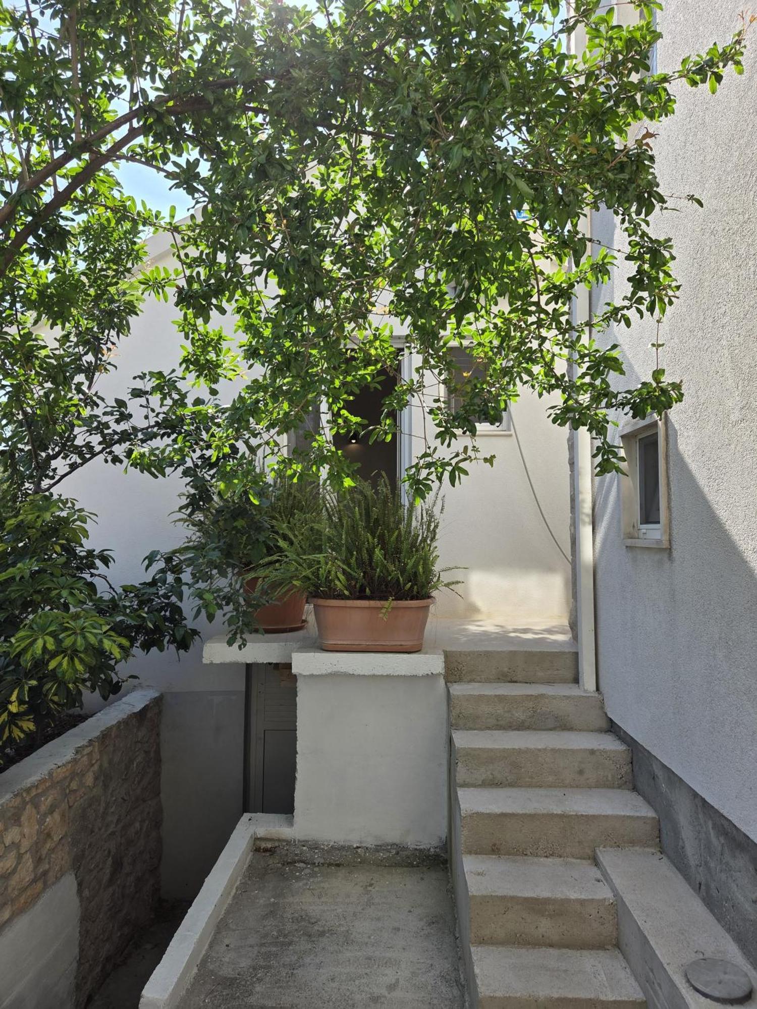 Apartments Jelena Supetar - Four Apartments - A Small House With A Private Yard - Two-Room Apartment With A Sea View - Studio Apartment - Two-Room Apartment With Garden View- Free Parking エクステリア 写真