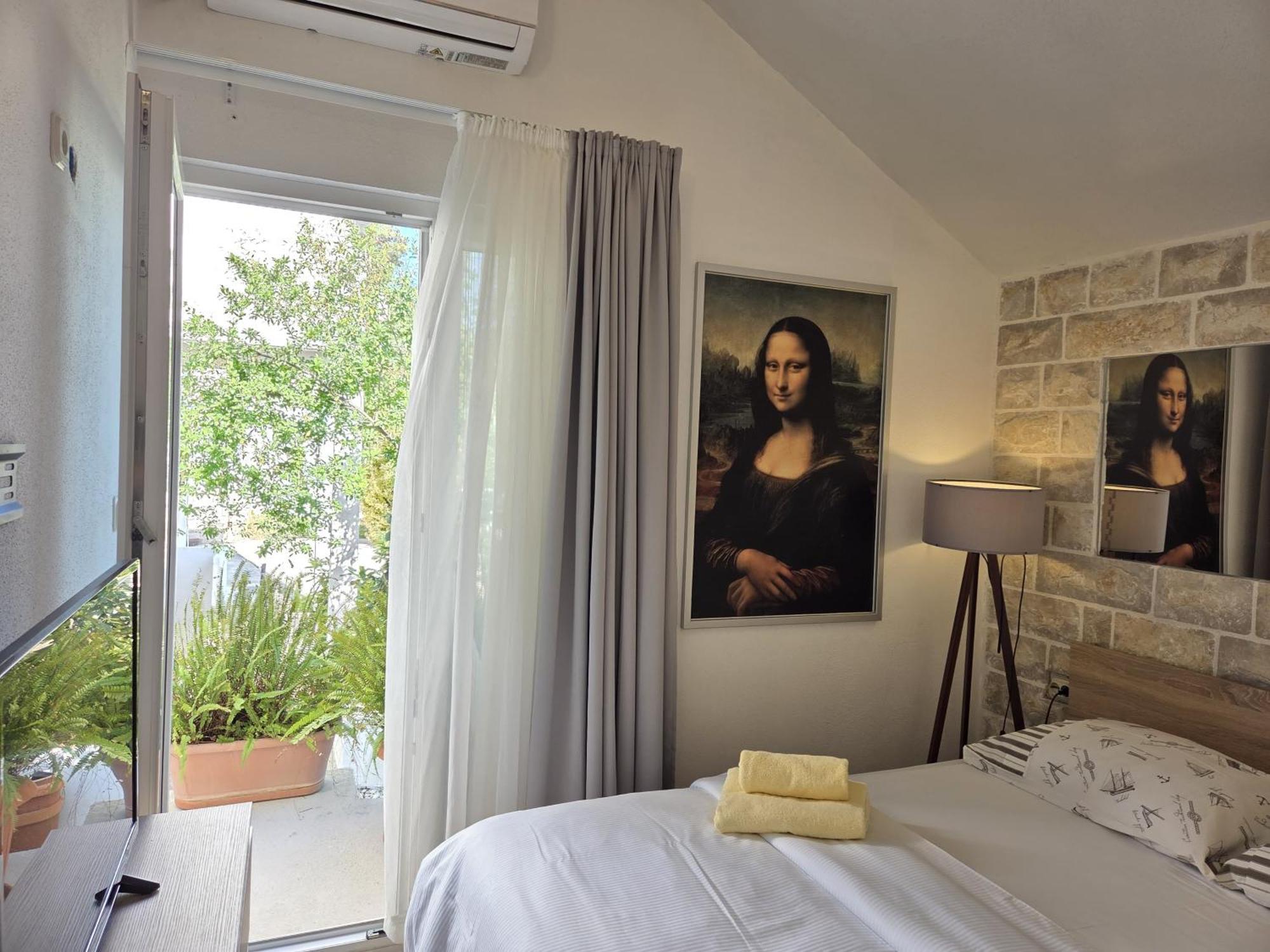 Apartments Jelena Supetar - Four Apartments - A Small House With A Private Yard - Two-Room Apartment With A Sea View - Studio Apartment - Two-Room Apartment With Garden View- Free Parking エクステリア 写真