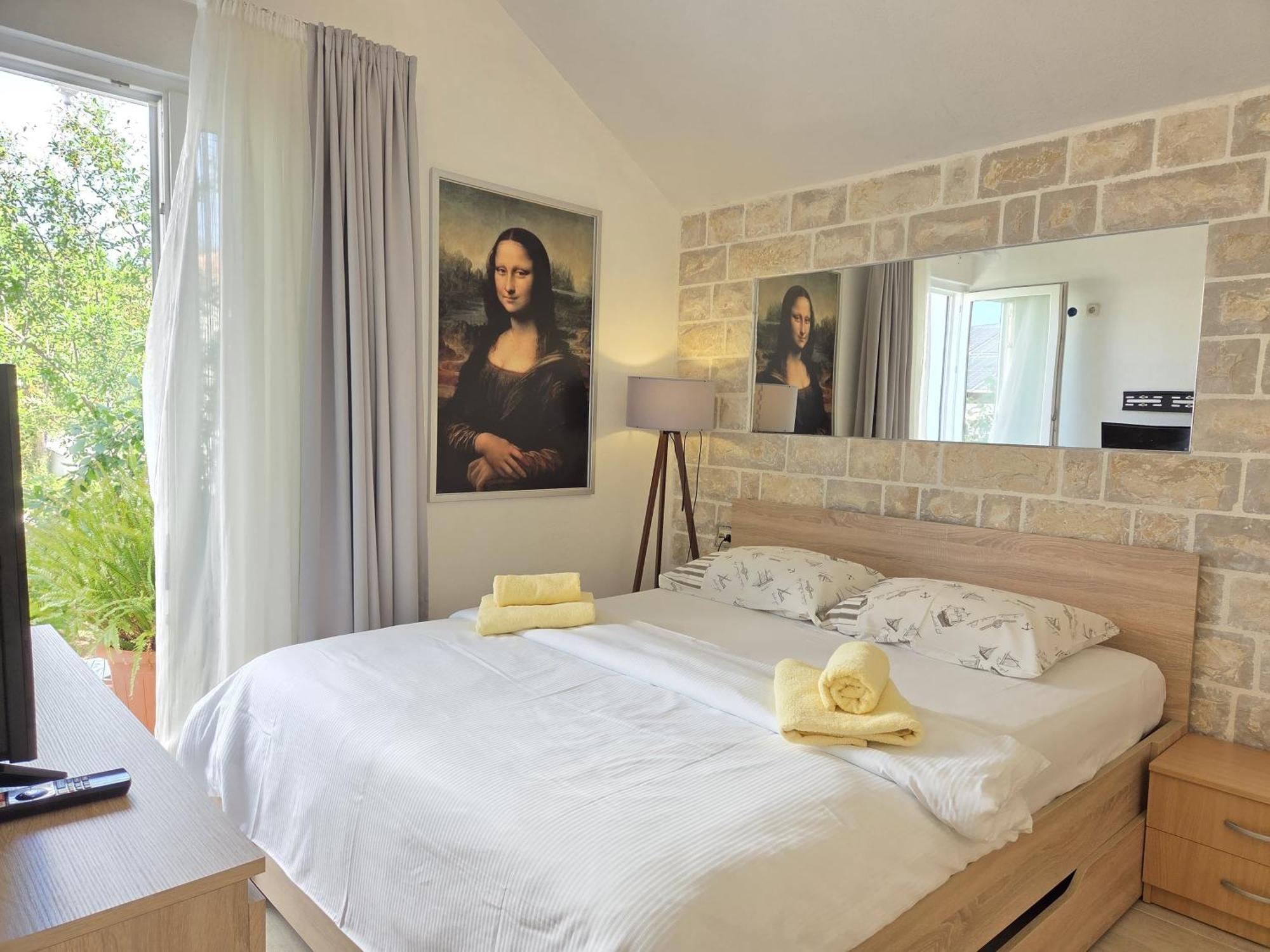 Apartments Jelena Supetar - Four Apartments - A Small House With A Private Yard - Two-Room Apartment With A Sea View - Studio Apartment - Two-Room Apartment With Garden View- Free Parking エクステリア 写真