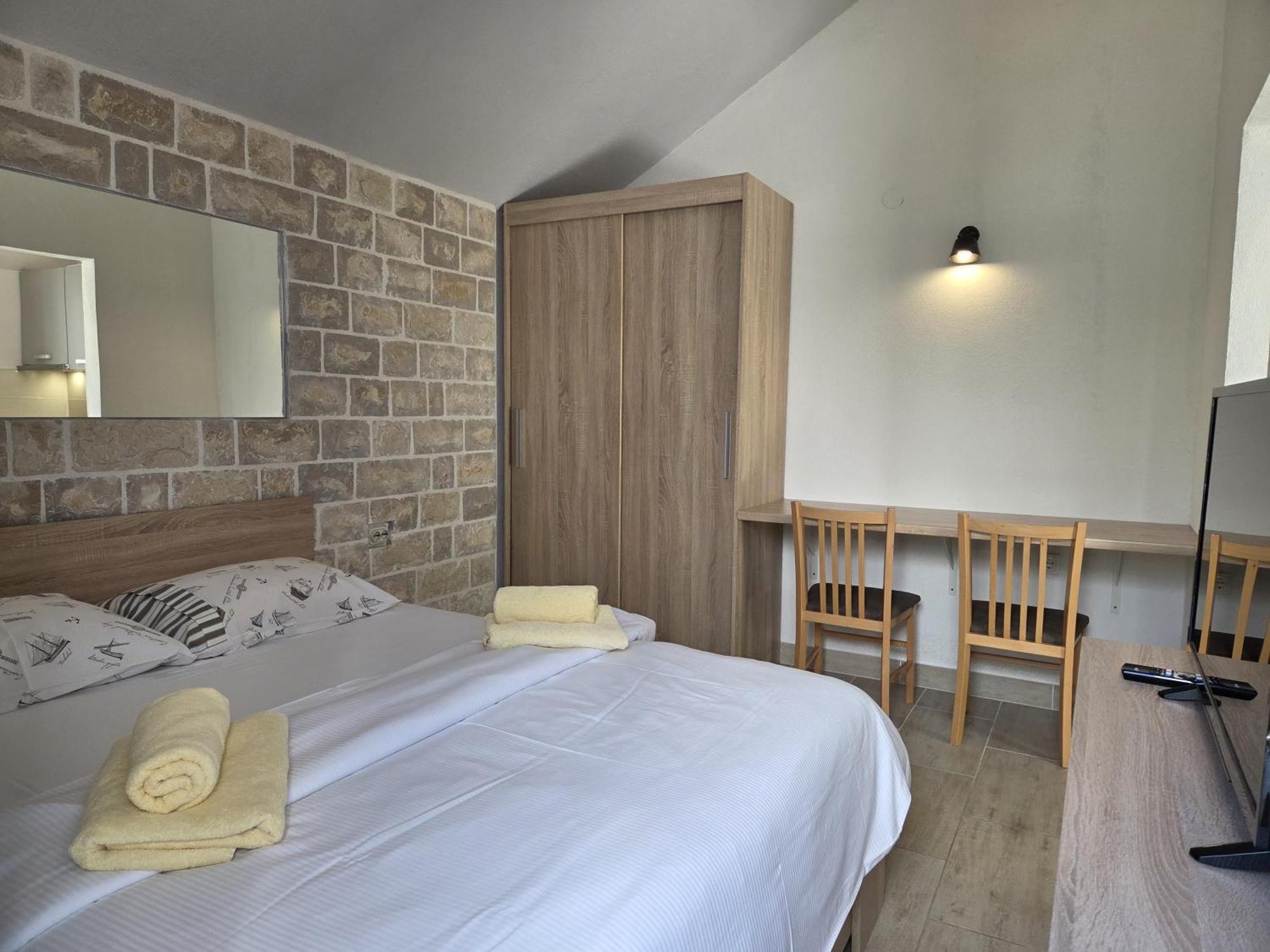 Apartments Jelena Supetar - Four Apartments - A Small House With A Private Yard - Two-Room Apartment With A Sea View - Studio Apartment - Two-Room Apartment With Garden View- Free Parking エクステリア 写真