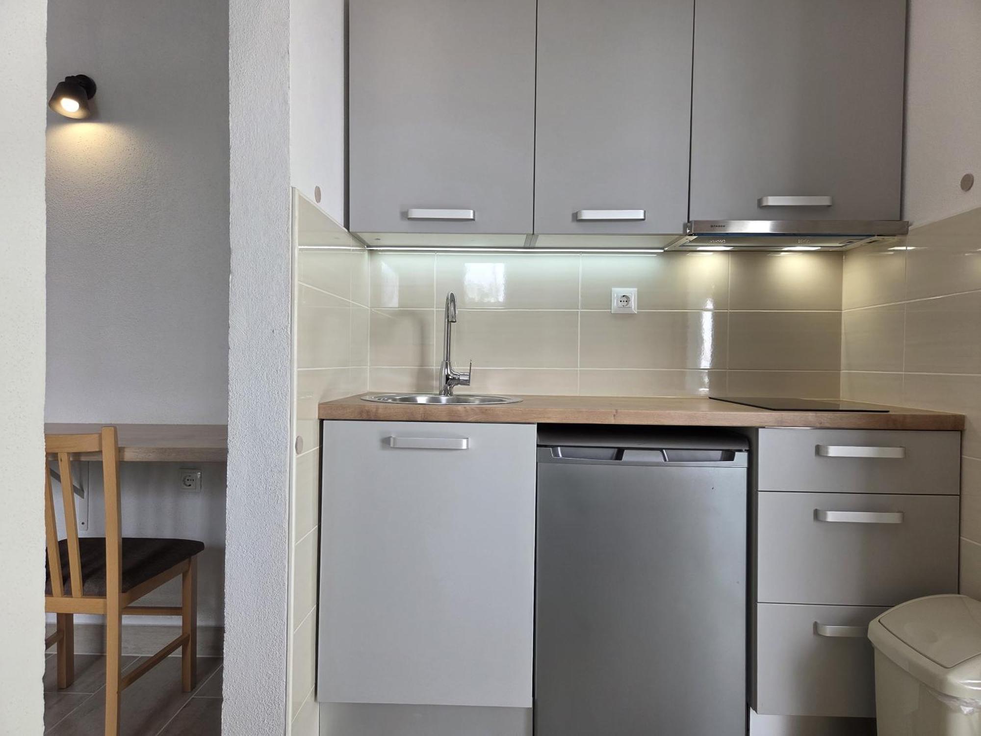 Apartments Jelena Supetar - Four Apartments - A Small House With A Private Yard - Two-Room Apartment With A Sea View - Studio Apartment - Two-Room Apartment With Garden View- Free Parking エクステリア 写真